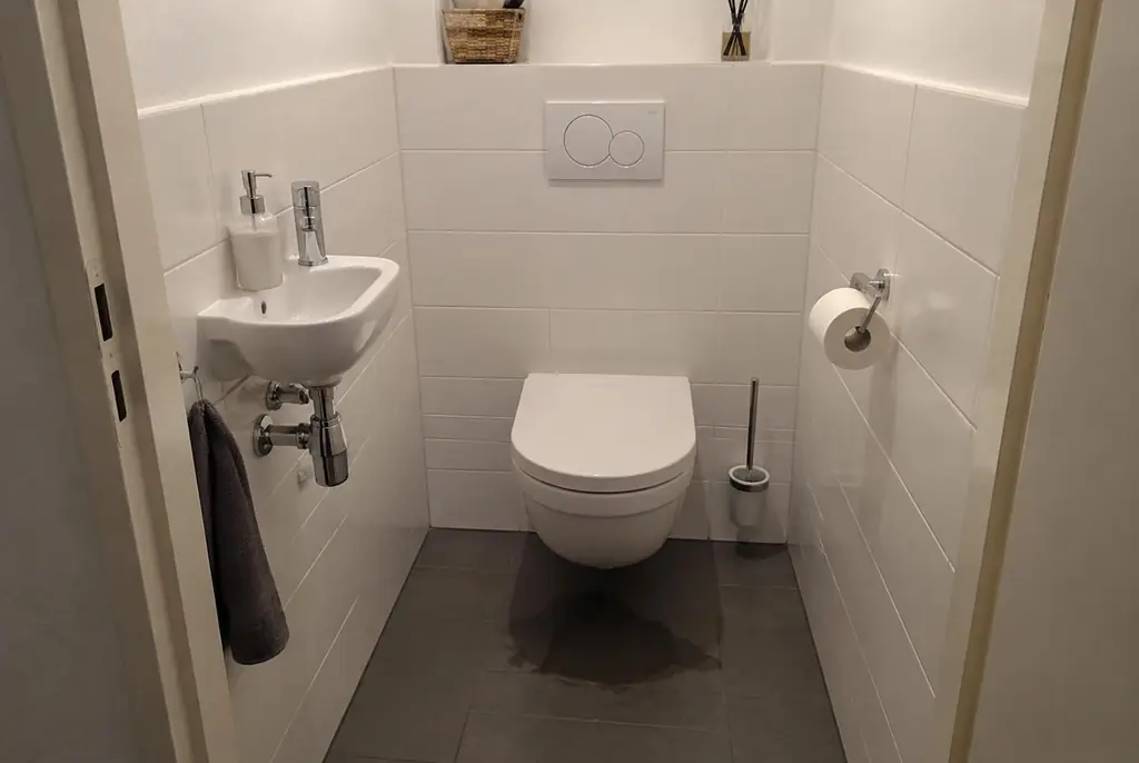 Lekdetectie Heemskerk – natte vloer bij een toilet