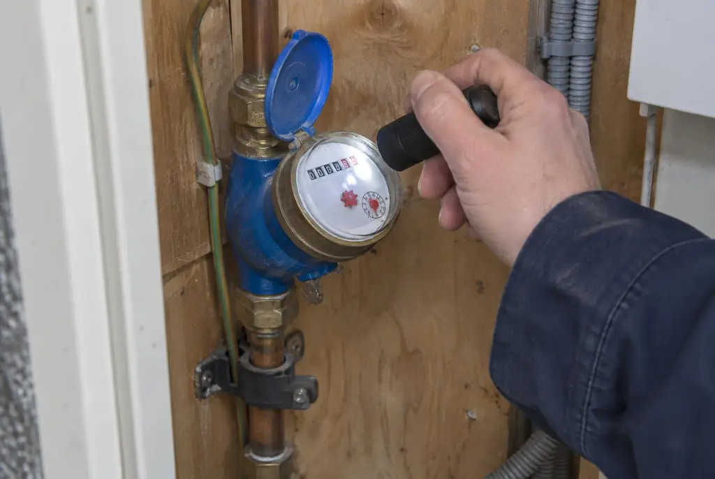 Lekdetectie Heemskerk – watermeter in de meterkast controleren met een zaklamp